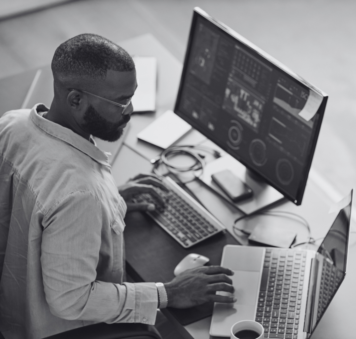 Femme parlant au téléphone