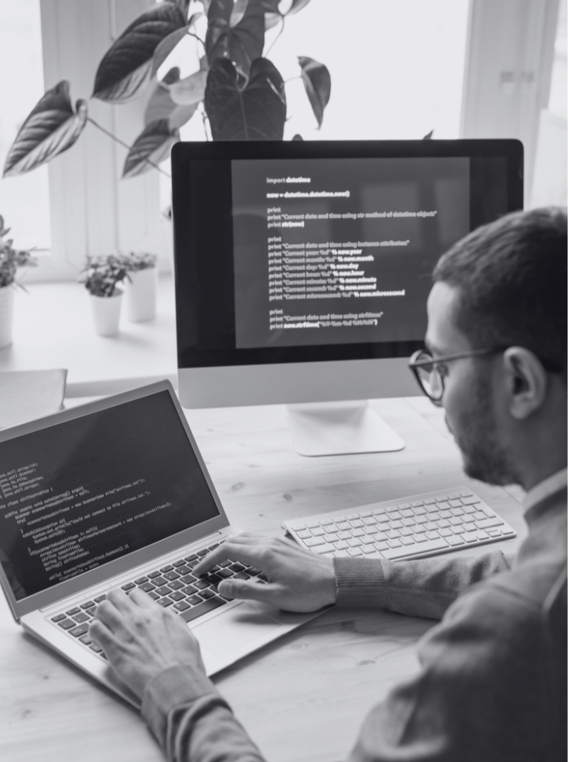 Homme travaillant sur deux écrans