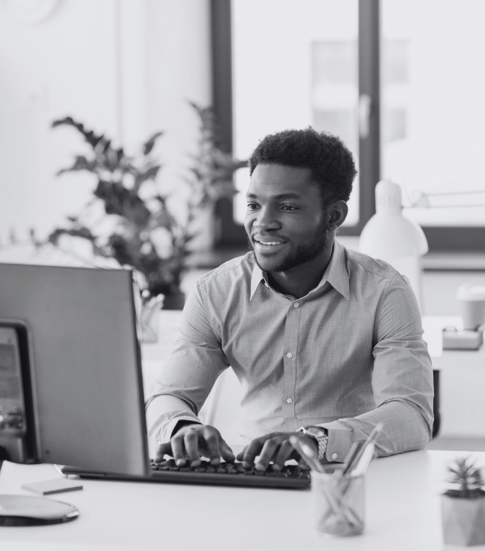 Homme travaillant sur un ordinateur