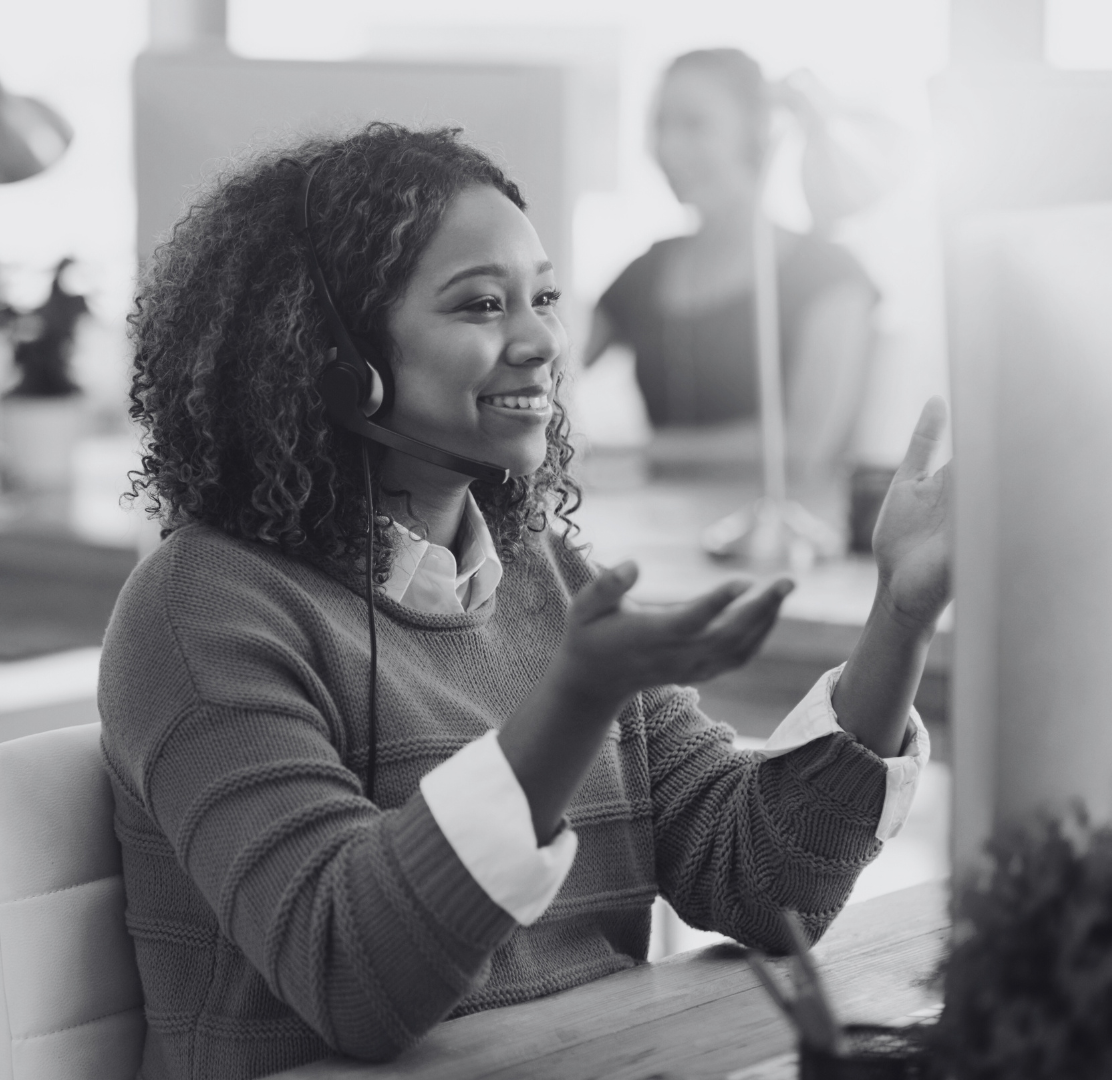 Homme codant sur un ordinateur